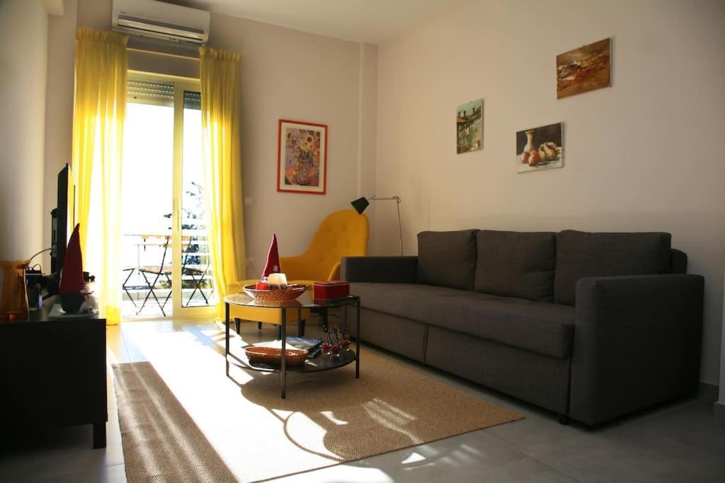 Lovely Sea Front Apartment Itea Buitenkant foto