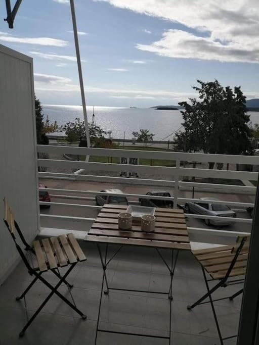 Lovely Sea Front Apartment Itea Buitenkant foto